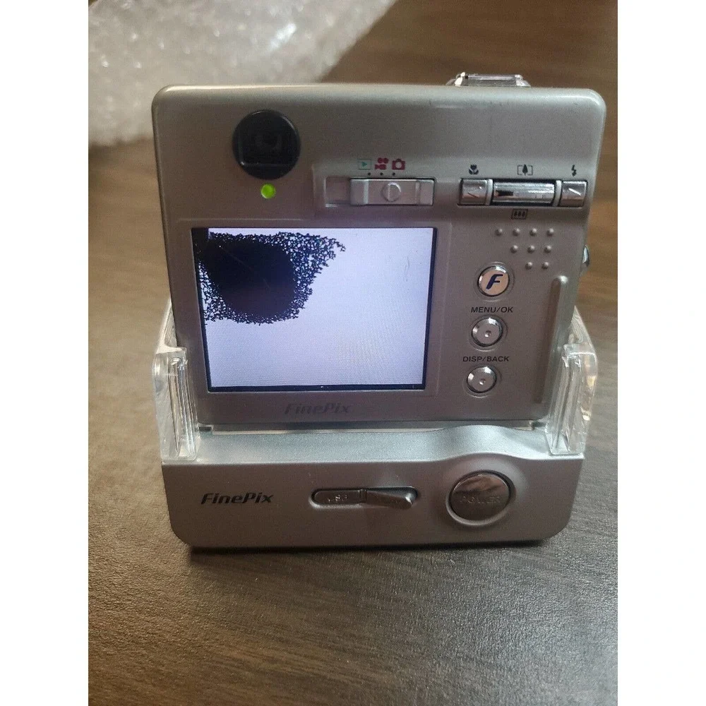 FUJIFILM Finepix F450 5.2MP Digital Camera FOR PARTS BAD SCREEN. camera turns on